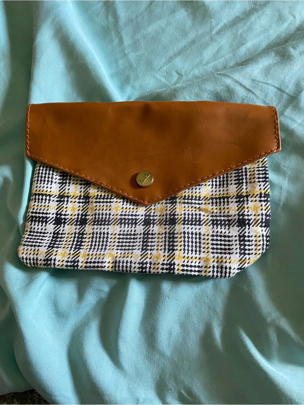 Ipsy September 2021 glam bag envelope makeup. Pouch